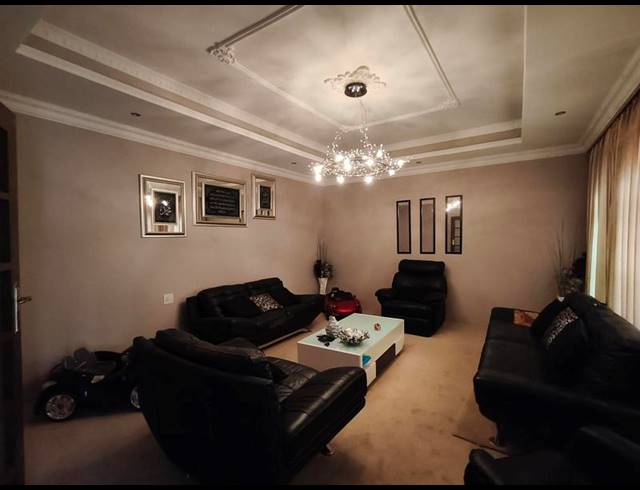 7 BEDROOM HOUSE FOR SALE IN SOUTHERNWOOD